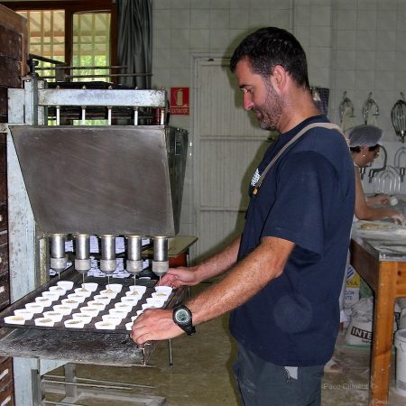 8. Preparativos, elaboración de pastas. Fiesta del Salvador, 2005