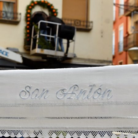 8. Preparativos fiestas de San Antón, ornamentación capilla, 2025