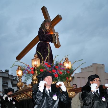 8. Nazareno en la procesión del Encuentro, 2007 (anterior a los cambios de peana e indumentaria)