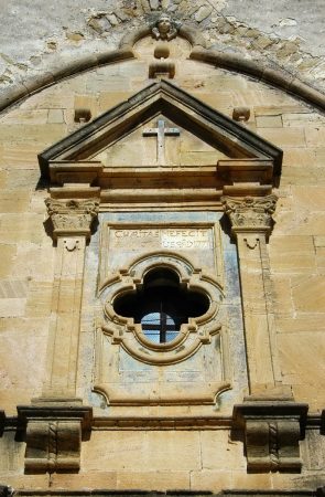 2. Portada de la iglesia parroquial de Santa Elena, 2005.