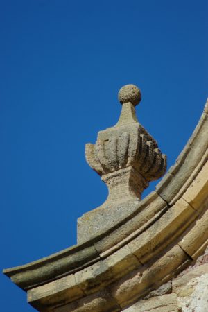 7. Portada de la iglesia parroquial de Santa Elena, 2005.